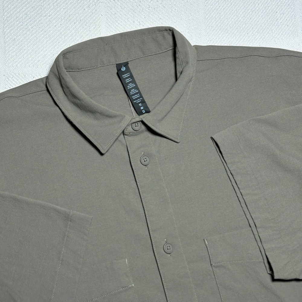 Lululemon Relaxed Fit Button Up Shirt Men Large Short Sleeve Olive Green LM3EIDS